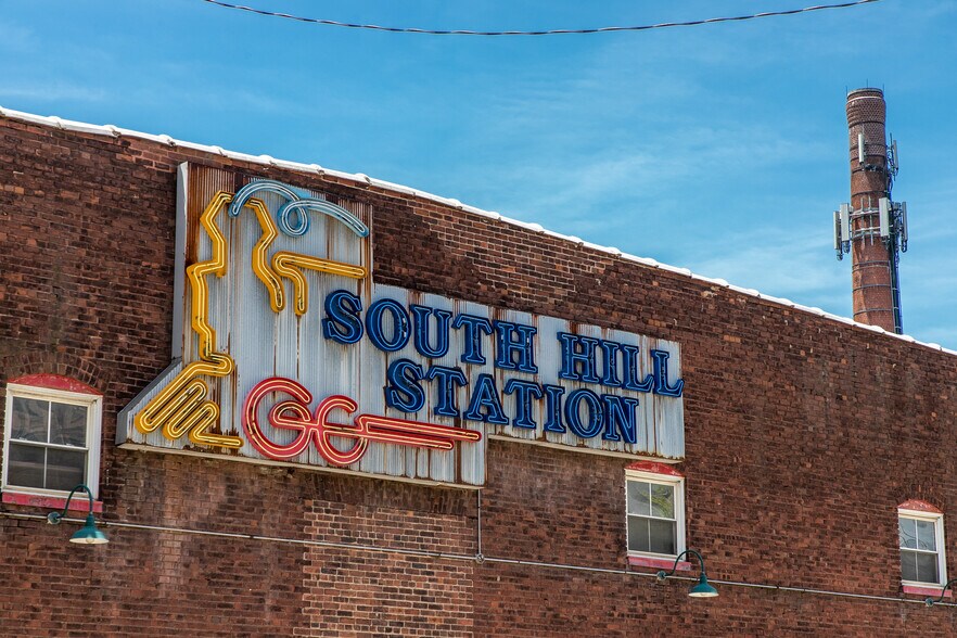 Building Photo - 585 Upper S St