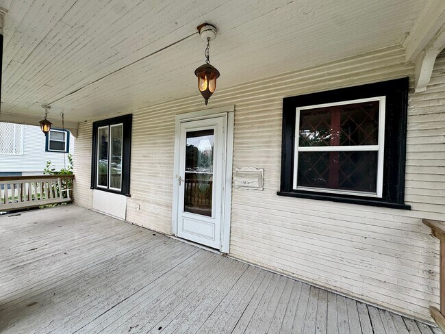 Building Photo - Spacious 5-Bedroom, 2-Bath Home with Classic Character