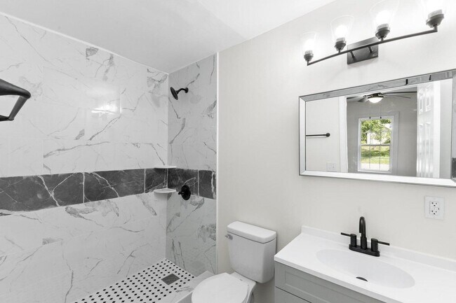 Building Photo - 547 Horry St NE