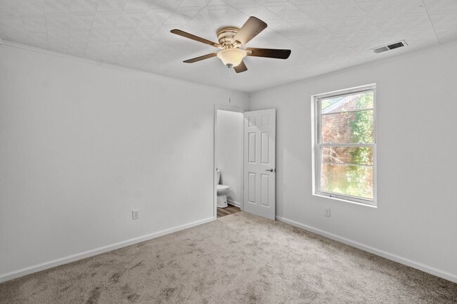 Building Photo - AVAILABLE SEPT 20TH, DON'T MISS THIS UPDAT...