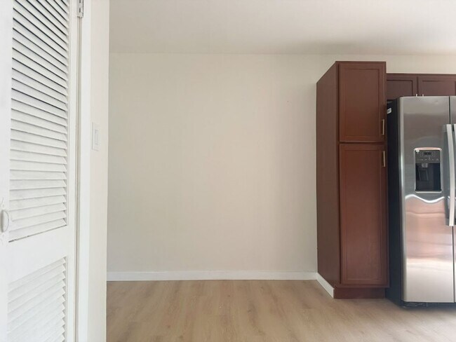 Building Photo - 804-806 N Fairlawn Cir