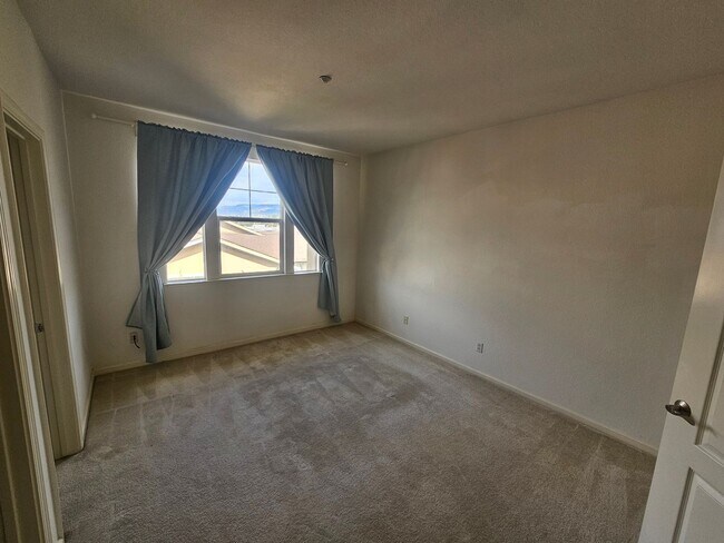 Building Photo - Modern, Private 2 Bed/2 Bath Condo with At...