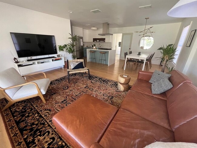 Building Photo - 2211 1/2 Pasadena Dr