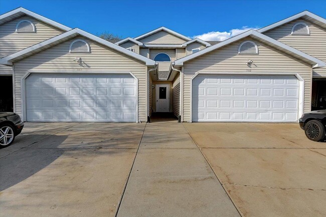 Front Door Entry - 700 Hilltop Dr