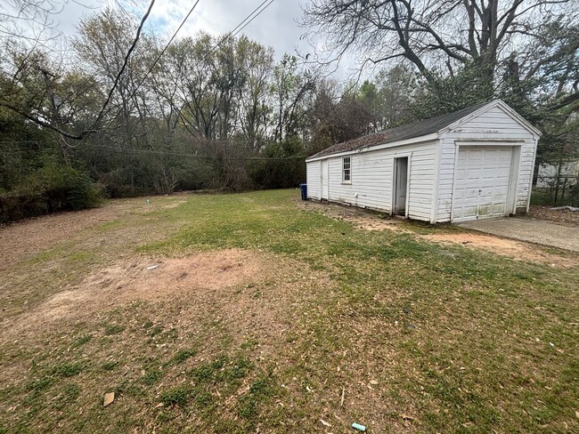 Building Photo - Beautiful 2 Bedroom Home - Just Updated and Central Air and Heat!