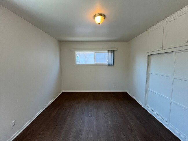 Building Photo - Arleta 3+2 w/walk-in closet, backyard + 2 ...