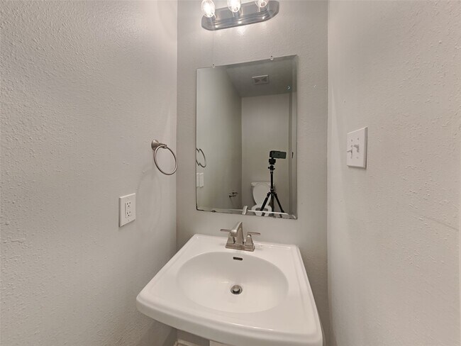 Building Photo - 6714 Hidden Colony Ln