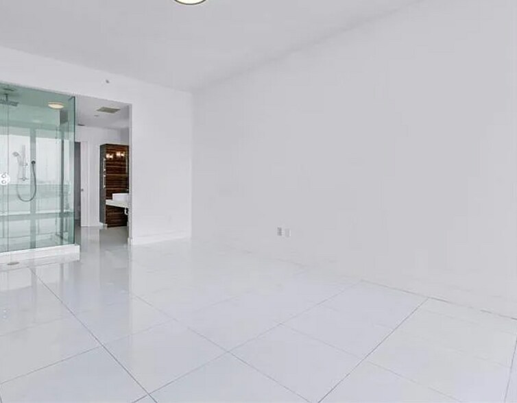 Building Photo - 2020 N Bayshore Dr