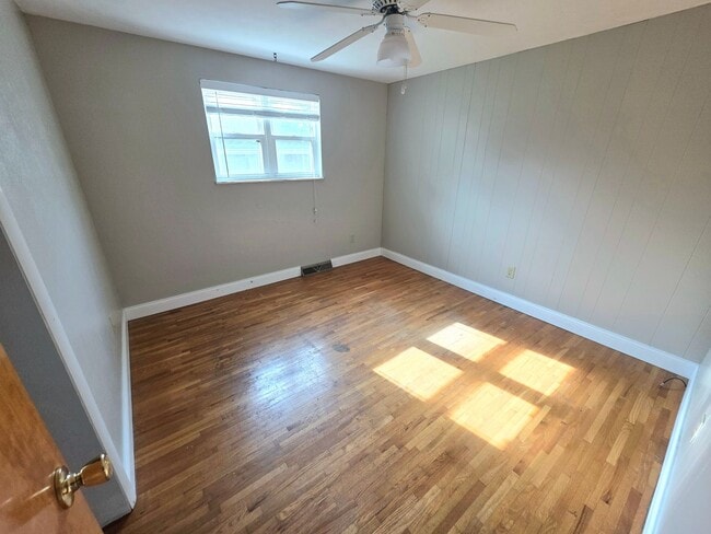 Building Photo - 3 Bedroom, 2 Bath House on Brink Avenue