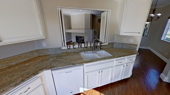 Building Photo - Dual Master Two Bedroom Townhouse in Gated...