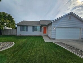 Building Photo - Fully Fenced Large Cul-De-Sac Lot
