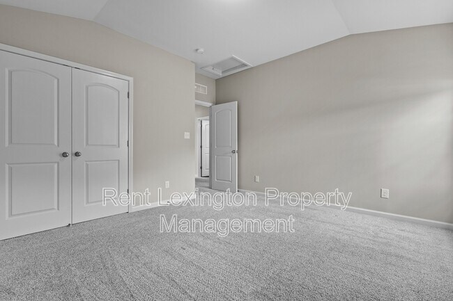 Building Photo - 220 Little Leaf Dr