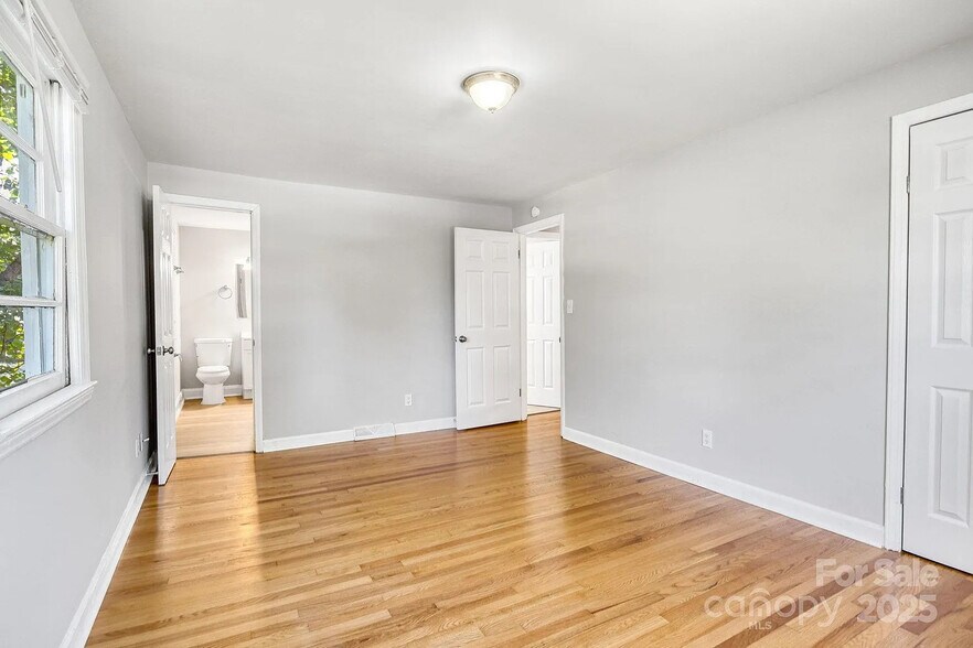 Building Photo - Room in House on Thornwood Rd