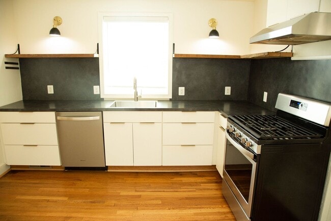 Building Photo - 4 Bedroom House Available Near Scott Stadi...