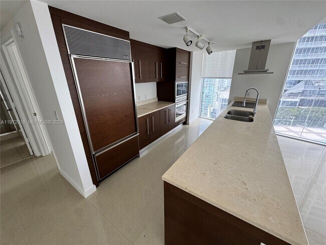 Building Photo - 495 Brickell Ave