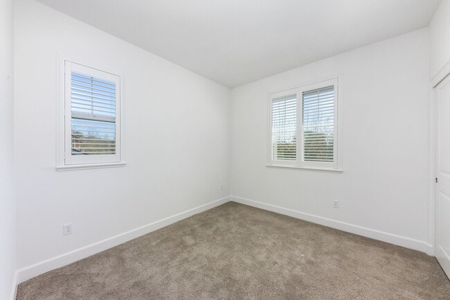 Building Photo - 1680 Southview Dr