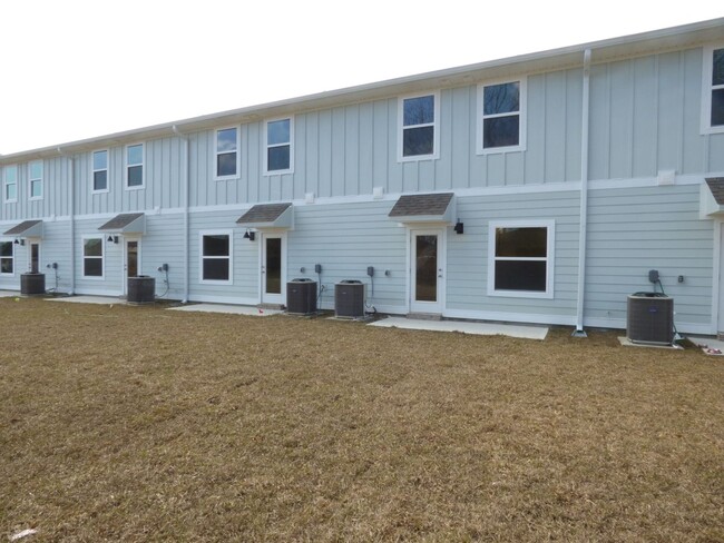 Building Photo - Beautiful New Townhome in Admiral's Quarters