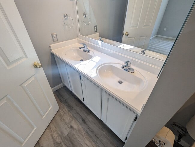 Building Photo - END UNIT townhouse in Ballenger Creek neig...