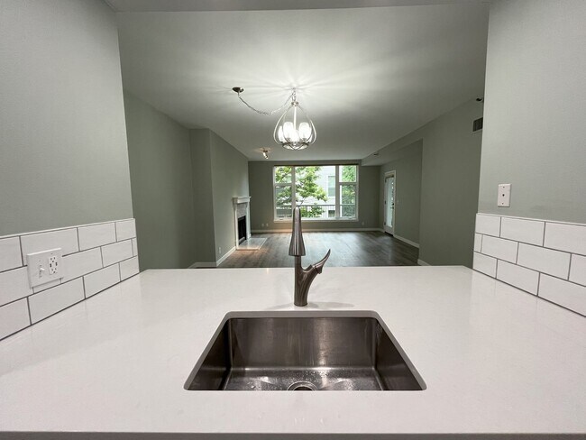Building Photo - 1BD/1BA RiverPlace Condo - Secure Parking Included. Walk to OHSU, Waterfront, Shops & Restaurants.