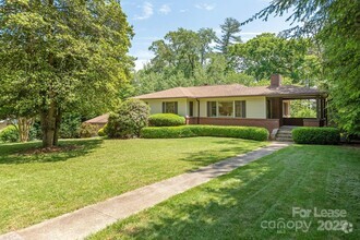 Building Photo - 10 S Oak Forest Dr