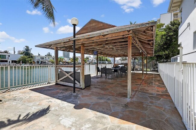 Building Photo - 7207 Bay Dr E
