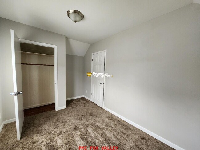 Building Photo - 2 Bedroom Upper