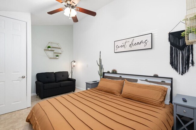 Building Photo - 3733 E Dahlia Dr