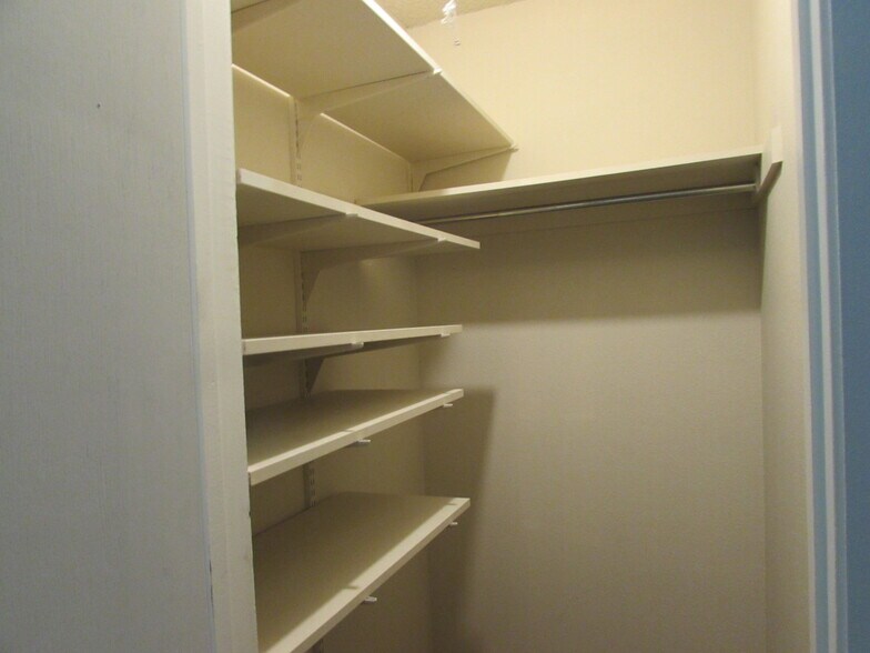 Building Photo - 3146 Lakeside Dr