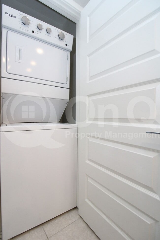 Building Photo - 2736 S Cavalier Dr
