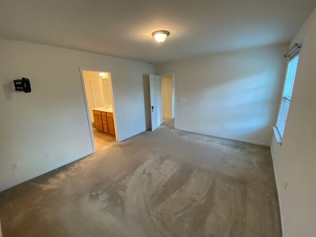 Building Photo - Room in 4 Bedroom Home at Bluegrove Rd