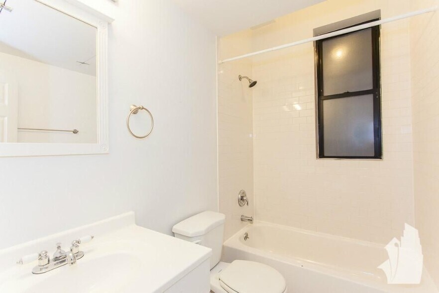 Building Photo - 2134 W Concord Pl