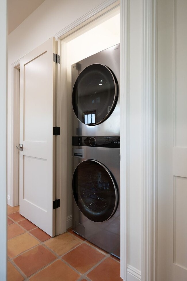 Building Photo - Contemporary New home in Monrovia