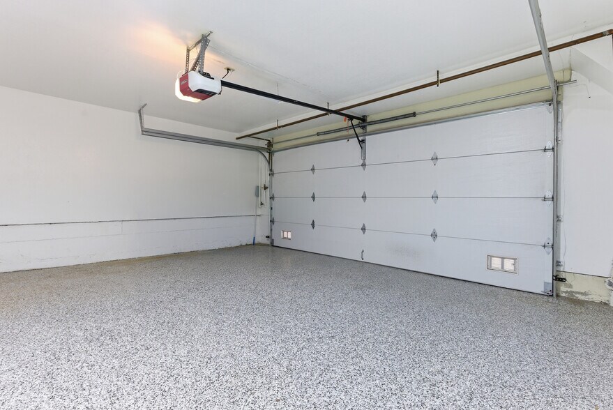 Building Photo - 1083 1/2 W Kensington Rd