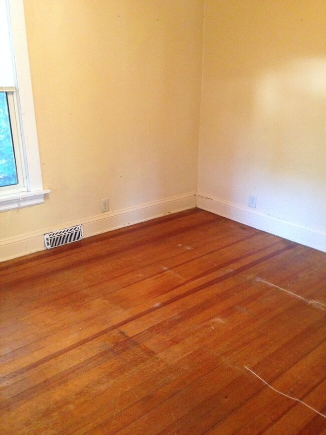 Building Photo - 3 bedroom / 1 bath House