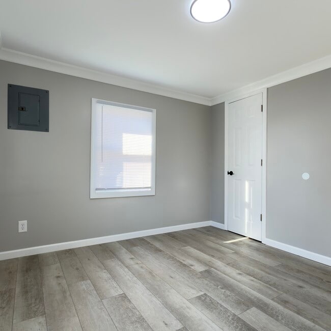 Building Photo - 510 S Sycamore St