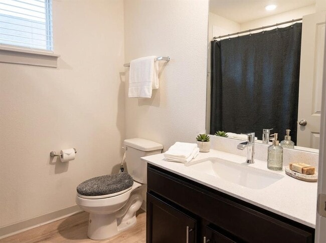 Building Photo - 7515 Traylor Cv