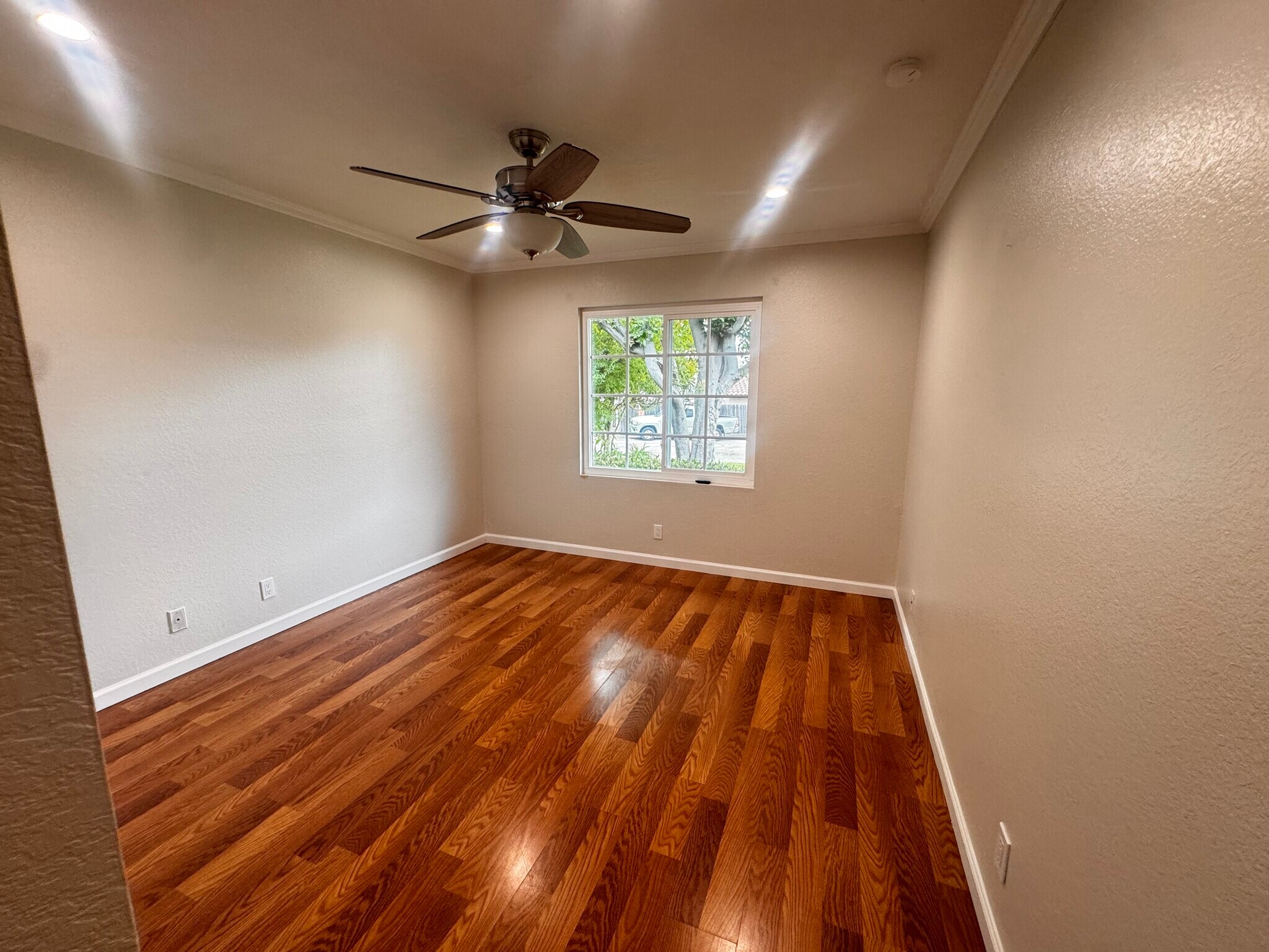 Building Photo - 925 Royal Oaks Dr