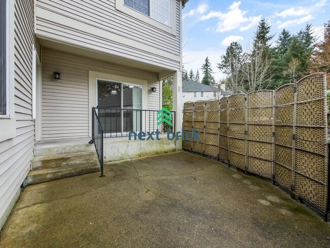 Building Photo - 2 Bed and 2.5 Bath Stunning Townhome is Av...