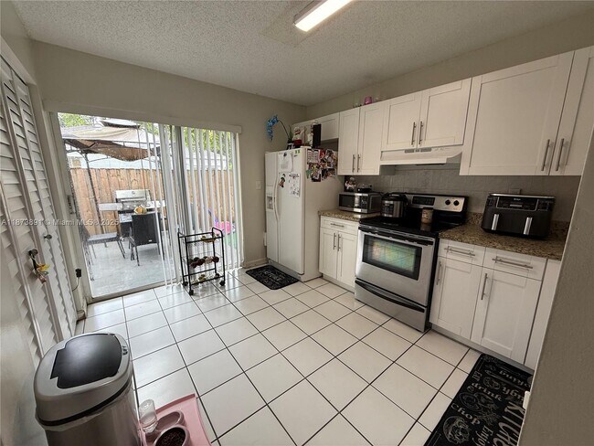 Building Photo - 14560 SW 124th Pl