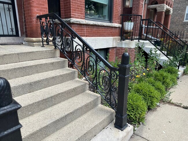Building Photo - 824 E 47th Pl