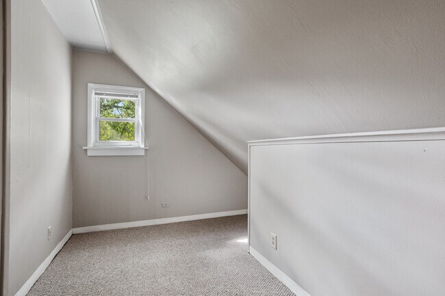 Building Photo - 1303 Waugoo Ave