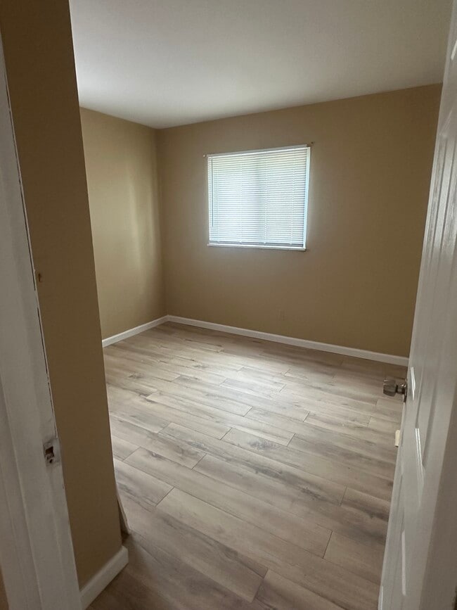 Building Photo - 1113 Rossiter Dr