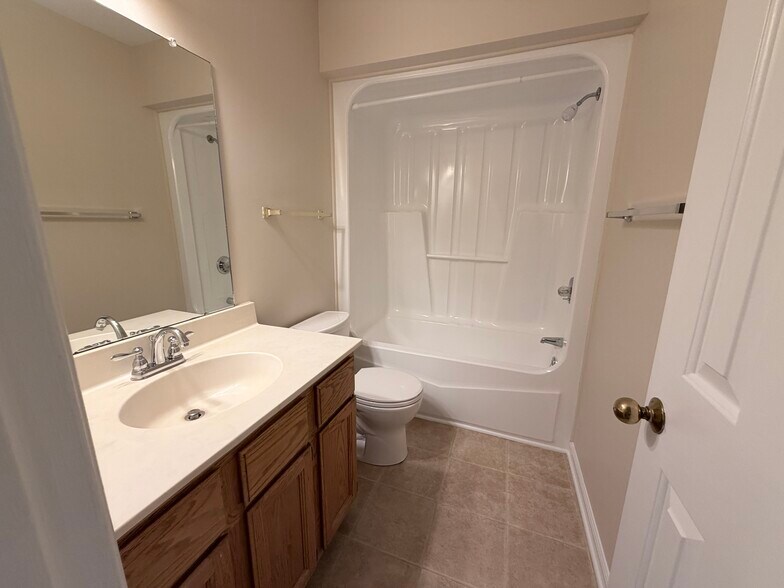 Building Photo - 33 Forest Green Dr