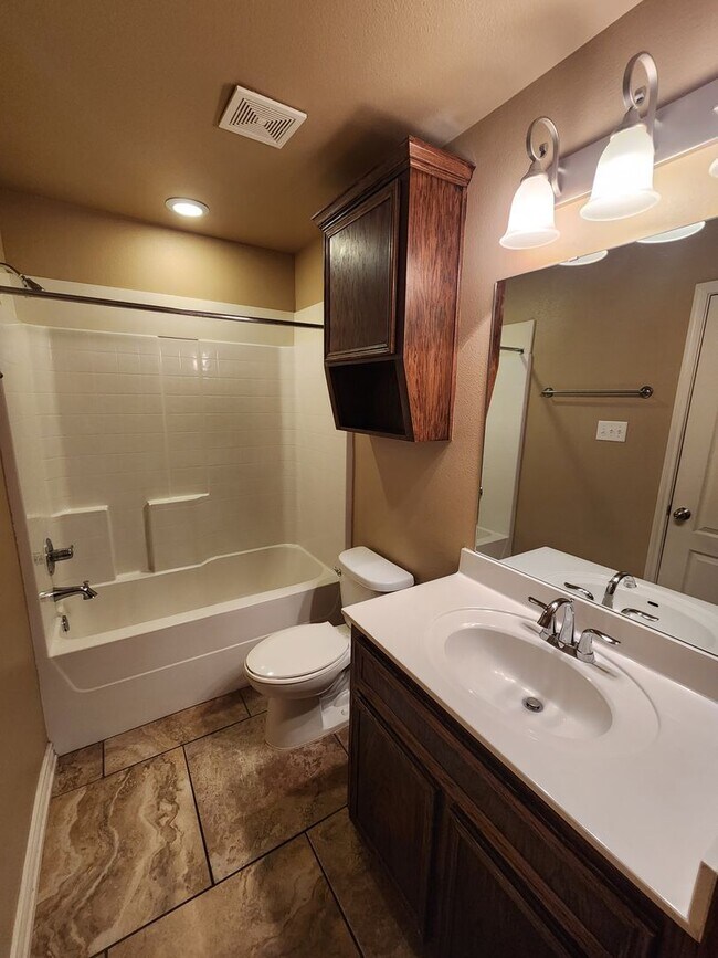 Building Photo - Beautiful 3 bed/2 bath Duplex off of Bunny...