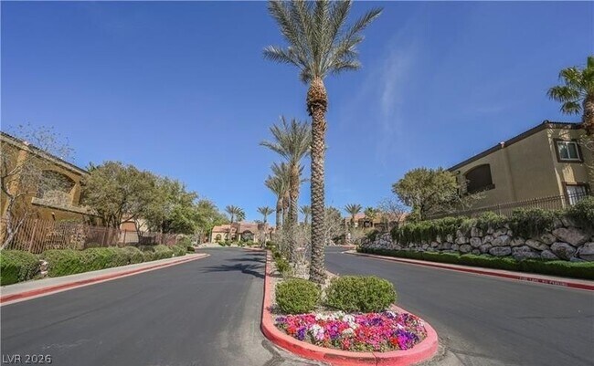 Building Photo - 950 Seven Hills Dr