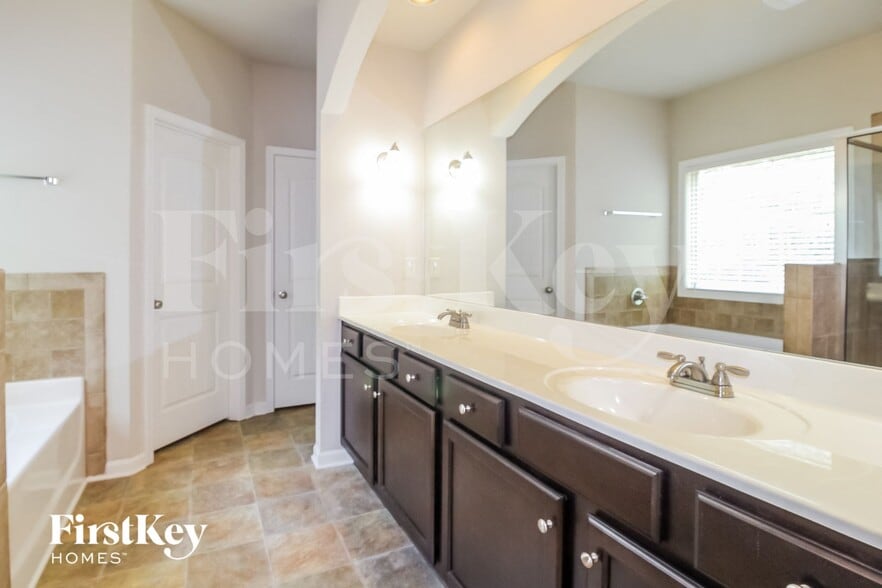 Building Photo - 7391 Silk Tree Pointe