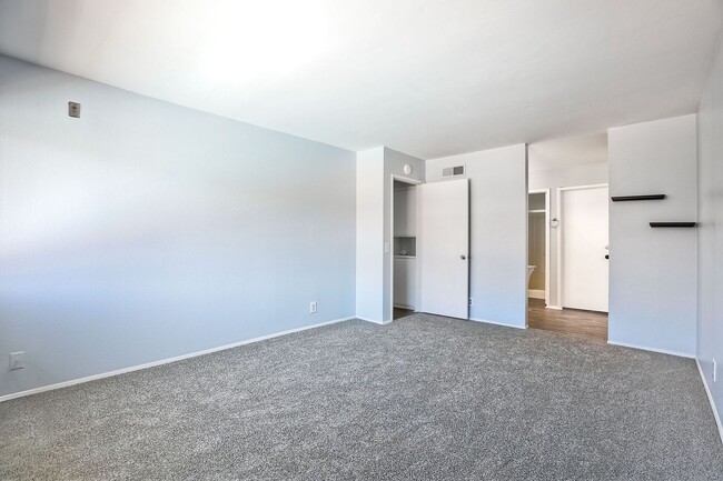 Building Photo - Top Floor Condo with Tons of Amenities & C...