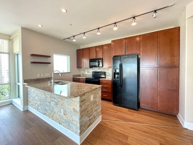 Building Photo - Luxury Top-Floor Condo for Rent