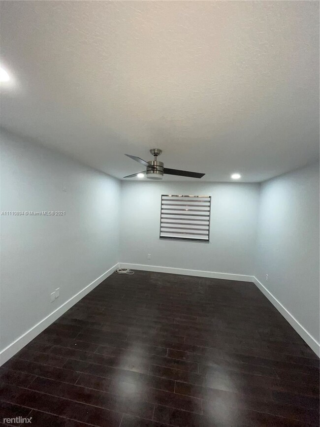 Building Photo - 3 br, 2.5 bath Townhome - 931 SW 112th Ter...