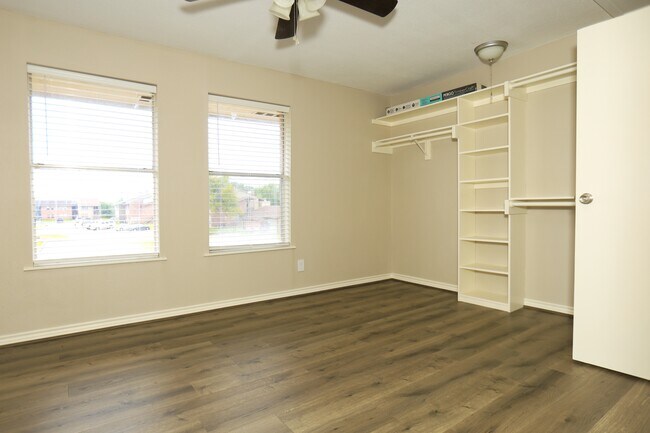 Building Photo - 418 Garland Dr